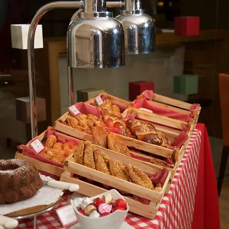 Ramada By Wyndham Taksim 4* איסטמבול