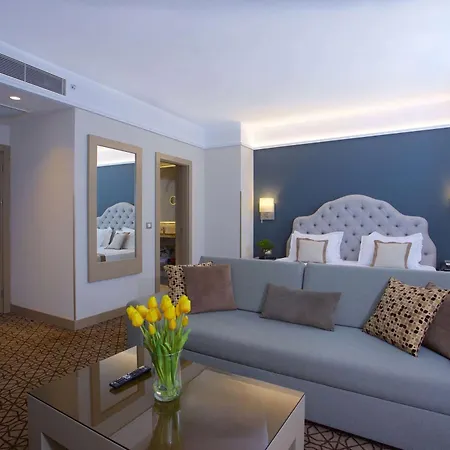Ramada By Wyndham Taksim מלון